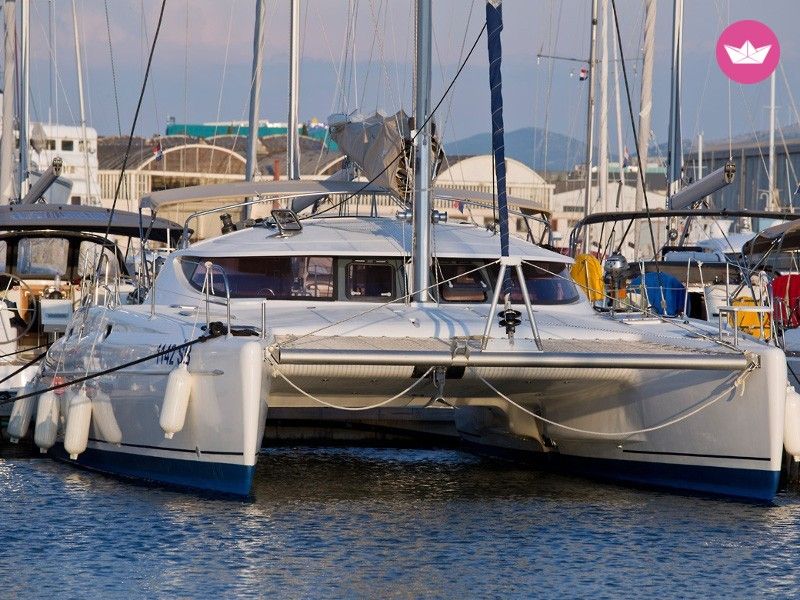 Catamaran FOUNTAINE PAJOT ATHENA 38 (4+2 CAB) 12m. rental Punat