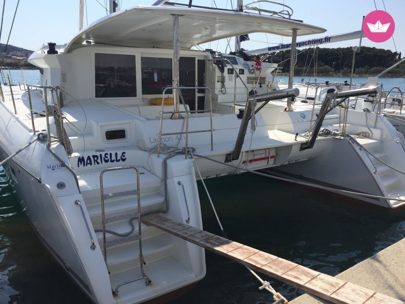Catamaran LAGOON LAGOON 421 12.61m. rental Betina